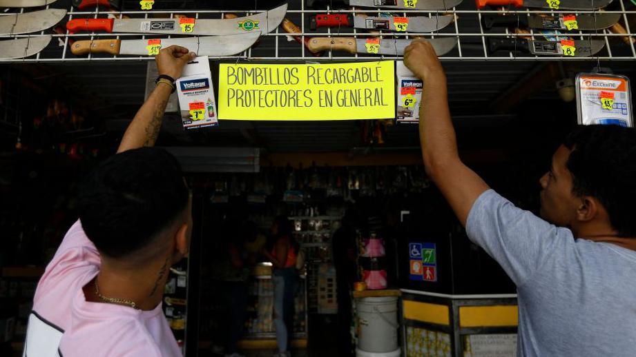 Vendedores de lámparas de luz recargables en Caracas.
