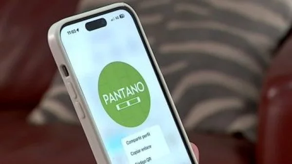 Teléfono celular mostrando la página de Pantano Pallets, la empresa denunciada más de 620 veces al Sernac por estafa
