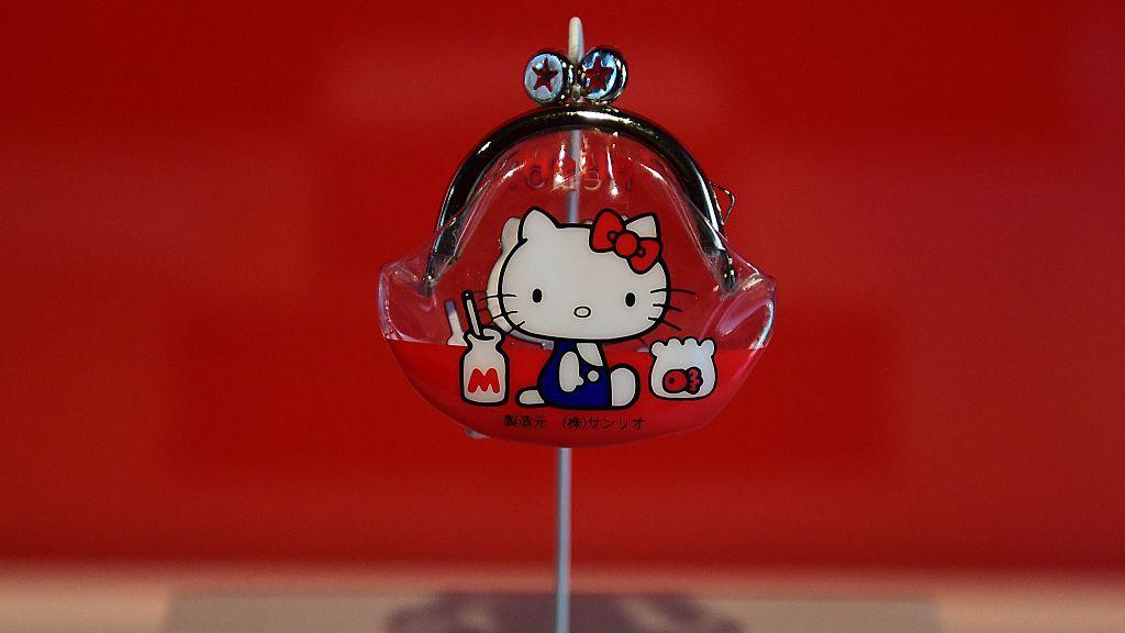 Monedero transparente adornado con Hello Kitty.