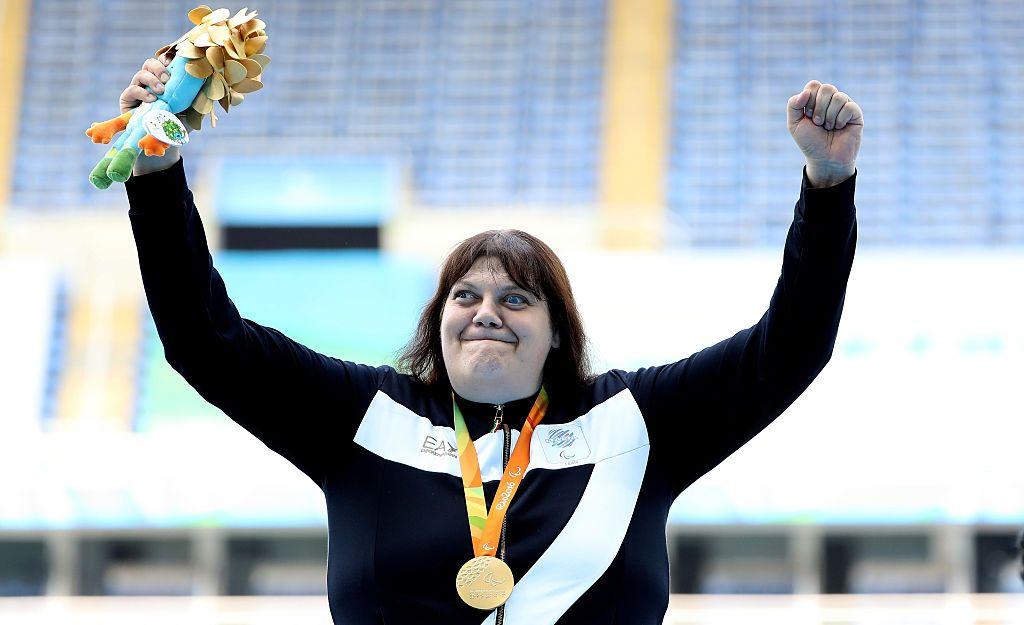 Assunta Legnante celebra con los brazos levantados su medalla de oro.