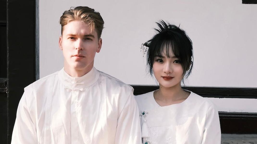 Laura Deng y su novio Charles Thomas, vestidos con ropa tradicional china.