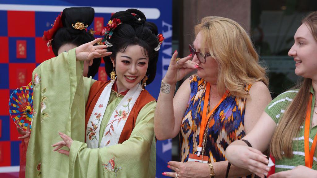 Una china vestida con ropas tradicionales.