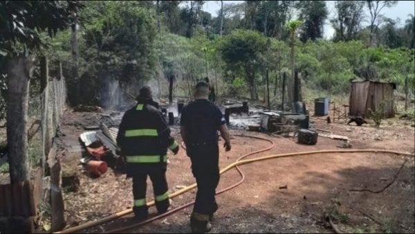Foto del incendio, mostrando a agentes locales de bomberos y policía argentina.