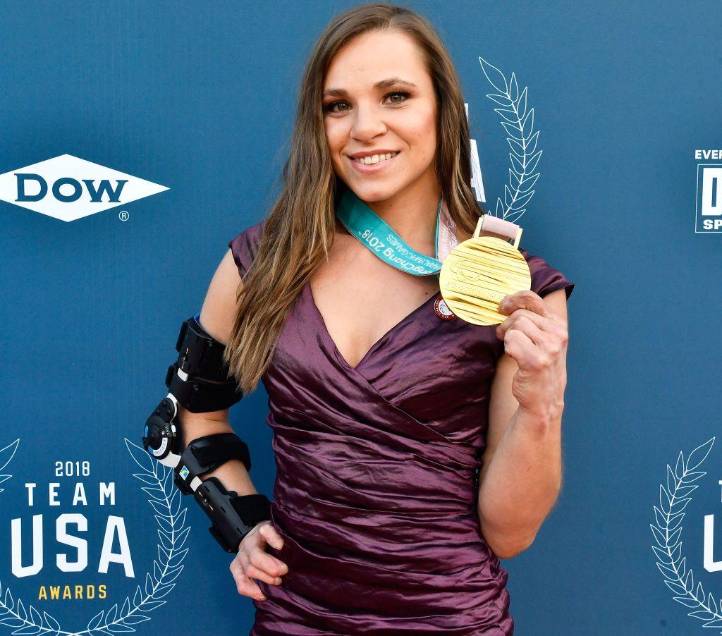 Oksana sostiene una medalla de oro en 2018.