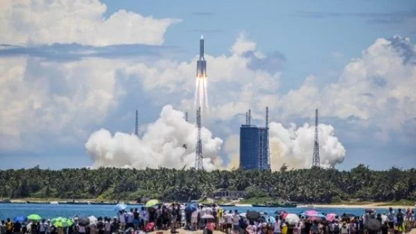 Cohete espacial despegando.