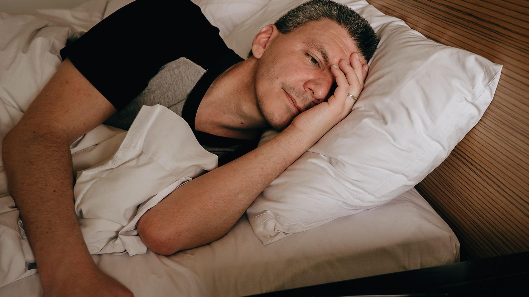 Un hombre con insomnio