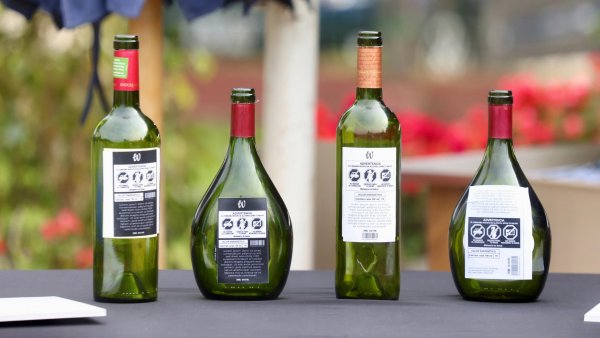 Botellas de alcohol con sellos de advertencia. Minsal