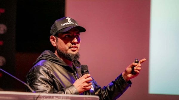 Fernando González explicando deepfakes en el Congreso Jóvenes Futuro.