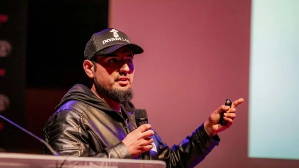 Fernando González explicando deepfakes en el Congreso Jóvenes Futuro.