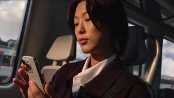 Foto de un usuario utilizando el iPhone 16.