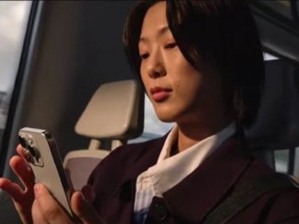 Foto de un usuario utilizando el iPhone 16.