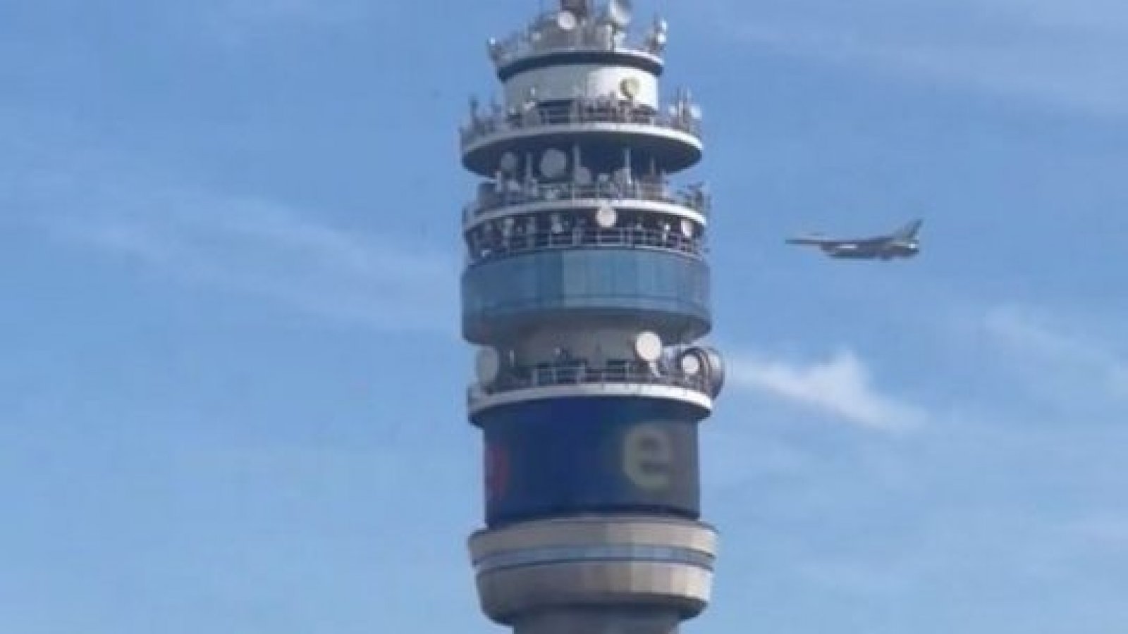 Avión F-16 sobrevolando la Torre Entel
