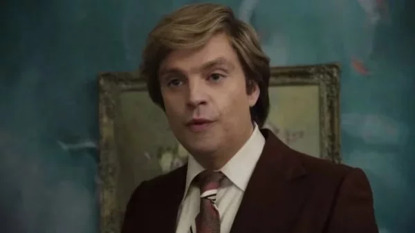 Sebastian Stan(Capitán América: El Soldado del Invierno), interpretando a un jóven Donald Trump