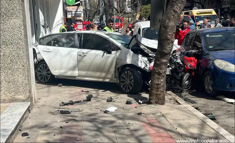 Toyota Corolla blanco que estrelló contra ciclistas, motos y autos, atropellando a 35 personas en Córdoba, Argentina.