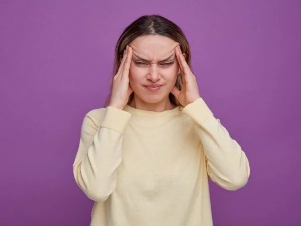 Migraña. Mujer con migraña.