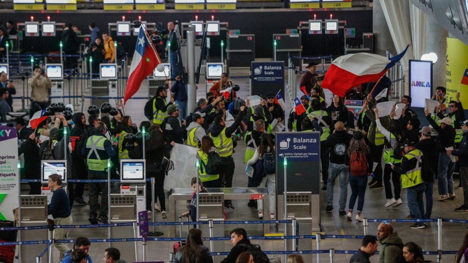 Trabajadores de la Concesionaria Nuevo Pudahuel, que administra el aeropuerto de Santiago, realizan movilizaciones exigiendo reajusto salarial y paralizando legalmente sus funciones