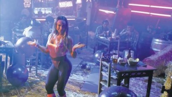 Nicole Moreno durante la filmación de su tanda de comerciales de WOM