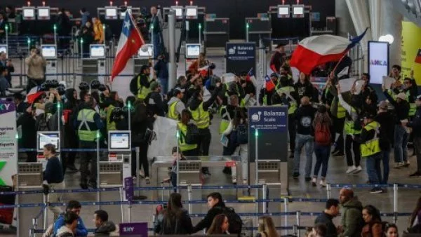Trabajadores de la Concesionaria Nuevo Pudahuel, que administra el aeropuerto de Santiago, realizan movilizaciones exigiendo reajusto salarial y paralizando legalmente sus funciones