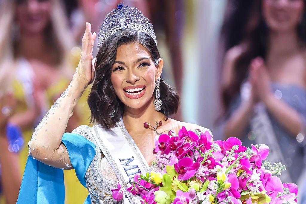 Sheynnis Palacios recibe la corona de miss universe en 2023.