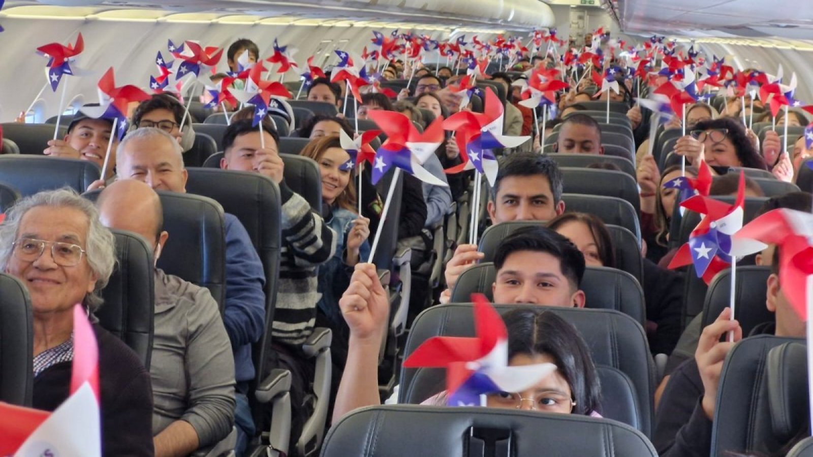 Cueca, vino y sonrisas: pasajeros de avión celebran el "18" en el aire