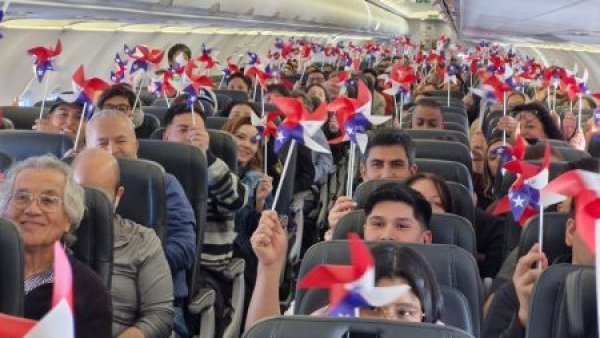 Cueca, vino y sonrisas: pasajeros de avión celebran el 