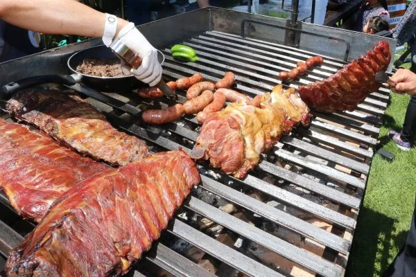 Costillar de cerdo a la parrilla y chorizo asado Tema Comida Chilena.