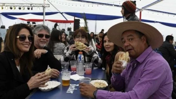 Imagen de archivo mostrando comensales disfrutando de la fonda La Concedida durante un feriado de Fiestas Patrias