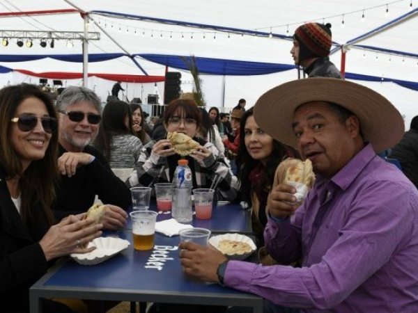 Imagen de archivo mostrando comensales disfrutando de la fonda La Concedida durante un feriado de Fiestas Patrias