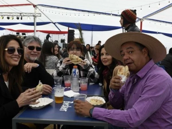 Imagen de archivo mostrando comensales disfrutando de la fonda La Concedida durante un feriado de Fiestas Patrias
