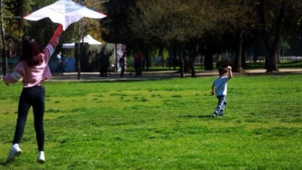 Material de archivo, mostrando a dos niños jugando con un volantín.
