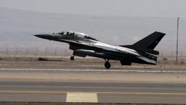 Imagen de archivo de la ceremonia de inauguración de la Fidae, mostrando un piloto de la FACh abordando un avión militar y saludando a la cámara.