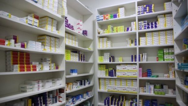 Imagen de archivo mostrando los estantes de una farmacia