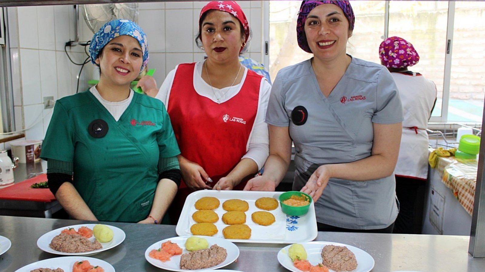 Miembros de Fundación Las Rosas mostrando las "papillas dieciocheras".
