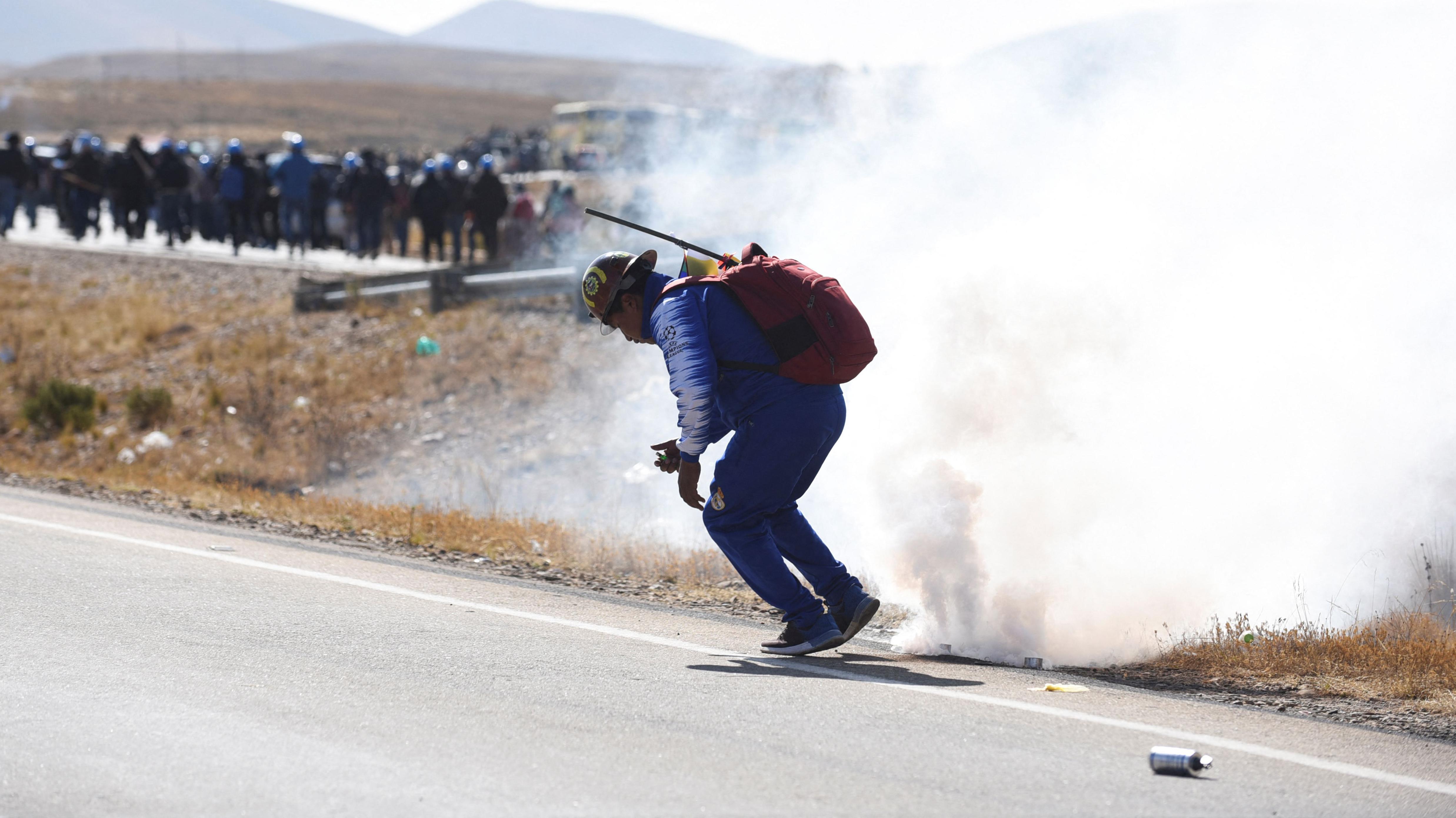 Partidarios de Evo Morales se enfrenta a seguidores del presidente Luis Arce en la carretera entre Oruro y La Paz, municipio de Vila Vila, Bolivia, 17 de septiembre de 2024.