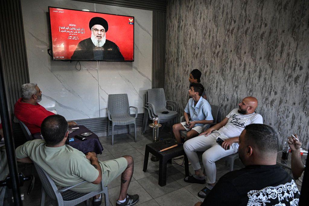 Muchos en Líbano se reunieron para escuchar el discurso del líder de Hezbolá, Hassan Nasrallah, en el que aseguró que Israel había cruzado todas las "líneas rojas".