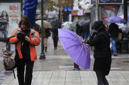 Imágen de archivo. Ciudadanos afectados por la lluvia en Santiago.