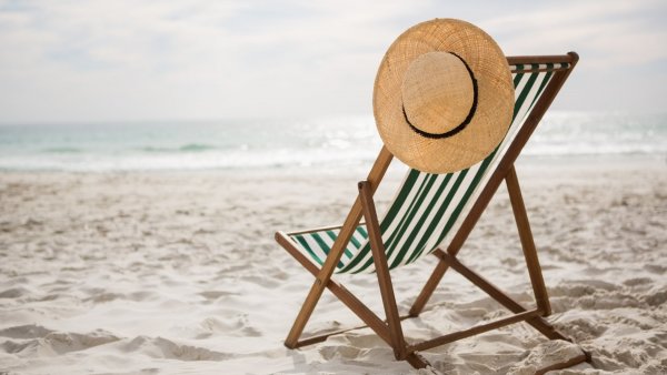 Imagen de Archivo. Familias disfrutando de un feriado en la playa.