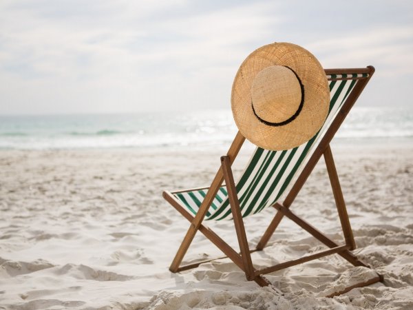 Imagen de Archivo. Familias disfrutando de un feriado en la playa.
