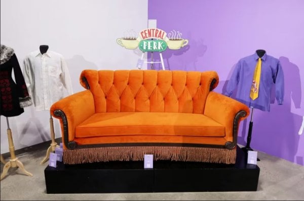 Sofa terciopelo creado para imitar el utilizado en la serie de sitcom, 'Friends'.