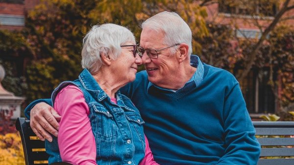 Dos ancianos besándose.