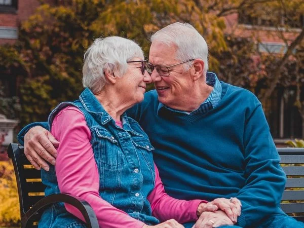 Dos ancianos besándose.