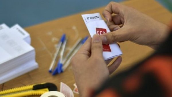 Vocal de mesa sostiene un voto en su mano en el Colegio Adventista