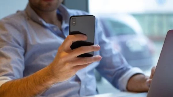 Persona revisando su Linkedin