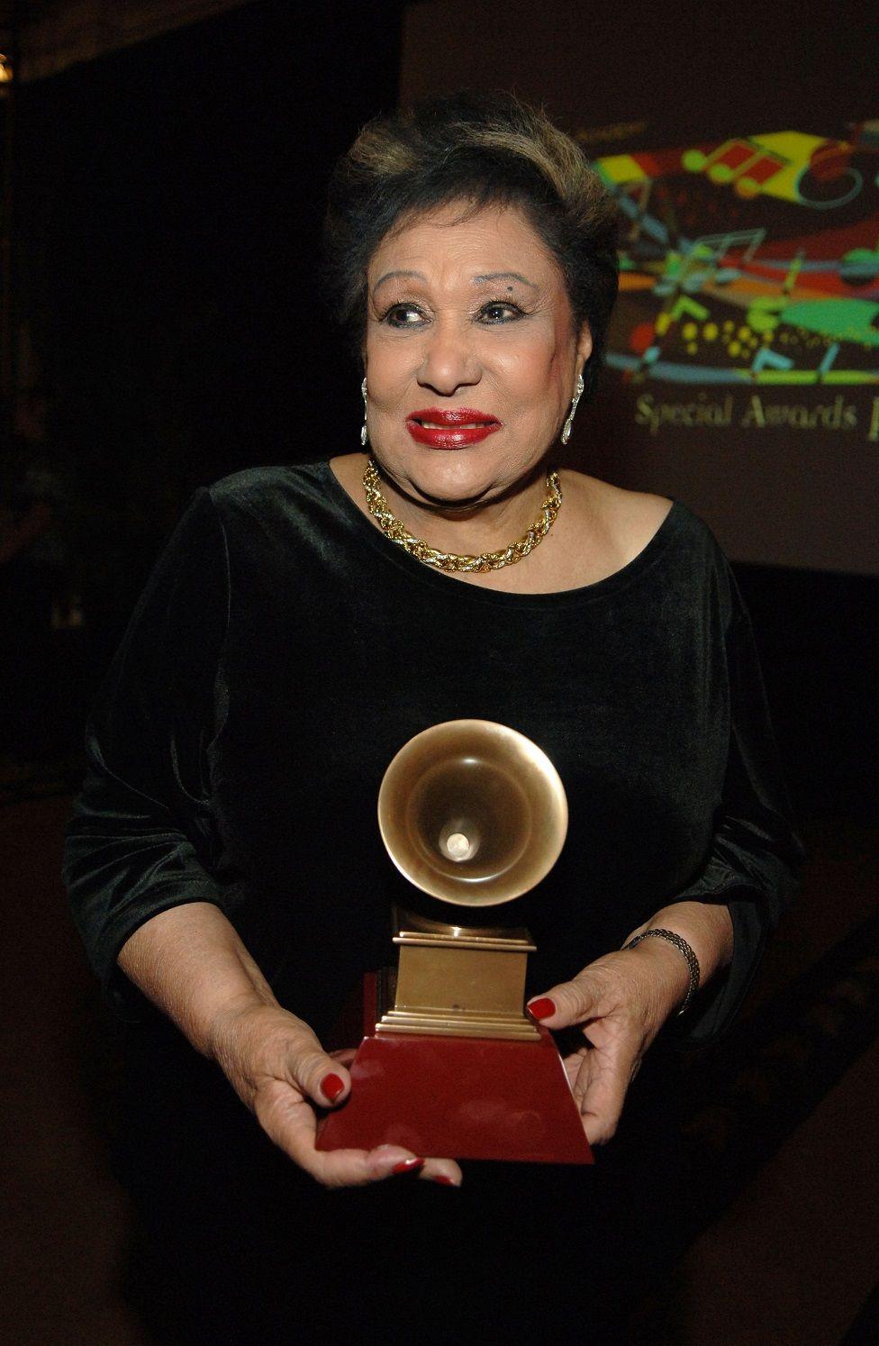 Olga Guillot con un premio