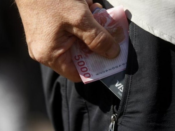 Persona con dinero en el bolsillo