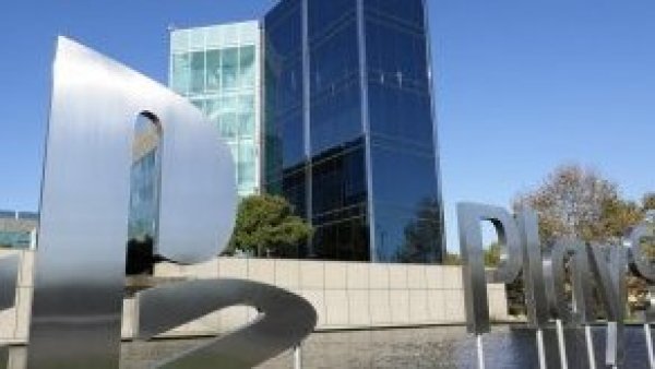 Edificio de empresa Sony y logo de Playstation
