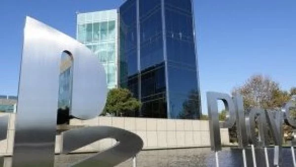 Edificio de empresa Sony y logo de Playstation