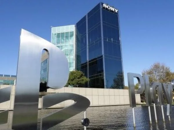 Edificio de empresa Sony y logo de Playstation