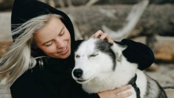 Mujer acariciando a su perro