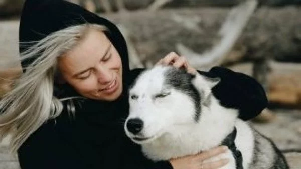 Mujer acariciando a su perro